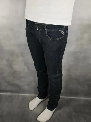 Replay Anbass - Replay Anbass Jeans • Storlek: 31/32 • Skick: 9/10 – fint skick, utan skavanker • Inkluderas: Endast jeansen • Nypris: Ca 2 000 kr • Passform: Modellen på bilden är 180 cm lång, väger 65 kg •