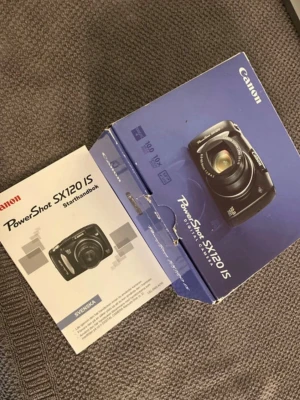 Canon PowerShot SX120 IS digitalkamera - Canon PowerShot SX120 IS är en kompakt digitalkamera i svart med rundade former och ett rejält grepp. Kameran har 10x optisk zoom och tydliga knappar. Levereras med originalkartong och svensk starthandbok. Perfekt för dig som vill ha enkel fotografering med bra zoom.