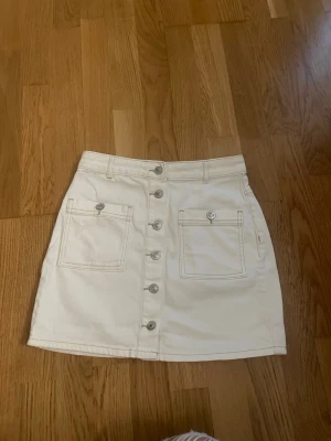 vit jeanskjol  - Vit jeanskjol från Pull & Bear med knappar som ger en cool detalj storlek S  obs! katt finns i hemmet🤍
