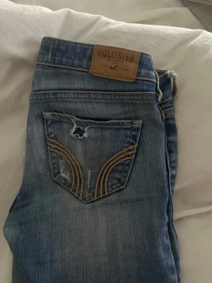 Hollister jeans - Säljer mina snygga Hollister jeans , dom e bootcut och lågmidjade och strl W24, L31