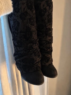  Snygga Y2k höga spets boots med klack jag sytt och fixat själv - Säljer ett par hemmagjorda jättefina y2k ikoniska boots med spets tyg i storlek 38 som jag sytt och fixat själv hemma. Klacken på skon är ungefär 5-6 cm hög. Aldrig använt. Skorna är ungefär upp till knäna. Mycket bra kvalitet!💞
