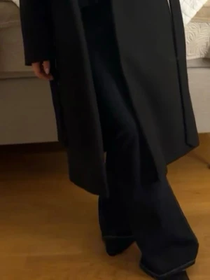 Svart lång kappa med bälte - Super fin lång kappa från missäy, säljer då jag köpt en ny! Pris kan diskuteras, men den har används vid ett tillfälle och är som ny, är 163🫶🏼