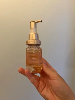 &honey Melty Moist Repair Oil - Säljer en &honey Melty Moist Repair Oil som är gjord för att minska friss samt göra håret mjukare och glansigare. Köpt på Normal för 168kr och har använt max 2 pump av den 💕 Skriv vid fler frågor 🥰
