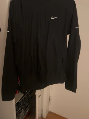 Svart vindjacka från Nike - Nike miller jacka i bra skick jätte snygg och passar med allt möjligt. Priset kan diskuteras 