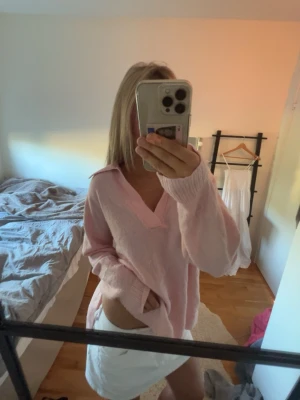 Ljusrosa stickad tröja med krage - Nästan helt ny!  Jag står inte för frakt, tar gärna emot bud under det satta priset för kompromiss!💗   Allt jag säljer är i stort sätt i nytt skick för ett lägre pris, kolla in resten av mina artiklar i min profil!