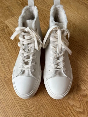 Vinter/höst skor - Ett par sneakers med lurv inuti, köpta från Primark🫶🏼 använts någon enstaka gång så kan ha någon lite fläck men inget som syns💕