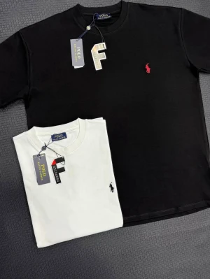 Polo Ralph Lauren t-shirt i flera färger - Klassiska t-shirts från Polo Ralph Lauren med broderad logga på bröstet. Finns i svart, vit, blå, grön, beige och fler färger. Rund halsringning och kort ärm. Perfekt basplagg med stilren design. Finns både S och M storlek 