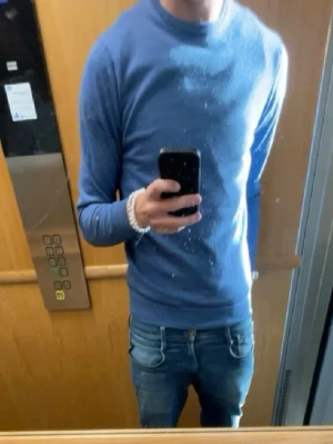 Lawrence grey tröja  - En stilren blå långärmad tröja med rund halsringning. Tröjan har en slim fit-passform och är tillverkad i ett mjukt och stretchigt material som sitter snyggt på kroppen. Perfekt att matcha med jeans för en enkel och clean look.