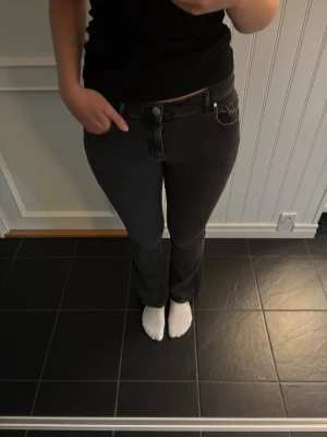 Svarta bootcut jeans med medel midja - Svarta bootcut jeans med medel midjehöjd. Jeansen är väldigt stretchiga och har ett mjukt material. Perfekta för en shopping dag på stan eller att bara umgås med vänner. 🛍️Jag är 178cm lång och de passar mig utmärkt! Skriv till mig om frågor om mina mått 🩷