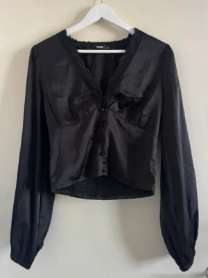 Svart blus - En svart blus från BikBok i storlek S, super elegant med fina puffärmar✨I nyskick, endast använd 1 gång🥰