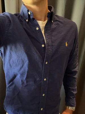 Ralph Lauren skjorta - Säljer nu min blå Ralph Lauren skjorta till ett bra pris då den knappast är använd! Skick: 9/10 | Färg: blå | nästan aldrig använd!