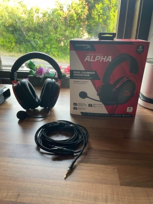 HyperX Cloud Alpha gaming headset - HyperX Cloud Alpha är ett gaming headset med svart och röd design, over-ear kåpor och avtagbar mikrofon. Headsetet har memory foam-kuddar, slitstark metallbåge och ansluts med 3,5 mm kabel. Kompatibelt med PC, PS5, Xbox, Switch och Chromebook.
