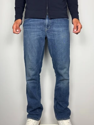Ralph Lauren Blue Label Authentic Denim Straight Jeans W32 L32 - Ralph Lauren Blue Label Authentic Denim jeans med läderpatch bak och riktigt fin rak passform. Färg: Blå Passform: Straight Storlek: W32 L32 Skick: B Grade Mått [platt] (±1 cm): A: 44,5 cm B: 103 cm C: 28 cm D: 21 cm Passar relativt bra på mig i bilden som är 189 cm lång (men något korta), men förlita er inte blint på det utan kolla måtten ovan o jämför.  Tveka inte att höra av dig vid frågor eller funderingar.  Skickas snabbt!