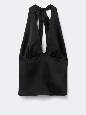 Svart halterneck topp i satin - Halterneck topp i satin. Använd ett fåtal gånger så därav i fint skick. Knytning i nacke och rygg.