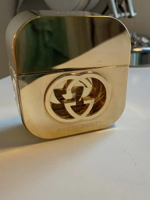 Gucci Guilty parfym guld - Parfym från Gucci i serien Guilty 30ml. Osäker vad denna exakta parfym heter dock. Använd ett fåtal gången (ca 2/3). Säljs pga att den ej användes. Om det finns några funderingar så är det bara att kontakta mig!💞