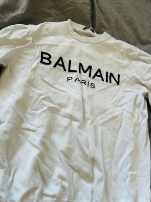 Vit crewneck från Balmain Paris  - Vit Crewneck från Balmain Paris. Riktigt nice slim fit passform 