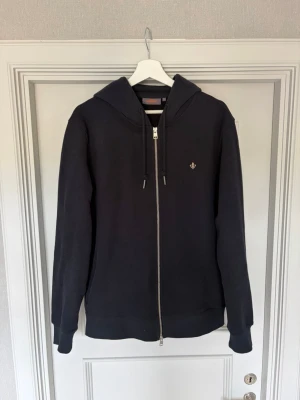 Morris Zip Hoodie - Tjena! Säljer nu denna riktigt snygga Zip Hoodien från Morris. Köptes på pondus för cirka 2 månader sedan men endast använd ett fåtal gånger. Tröjan är i nyskick och har inga defekter! Hör av er vid frågor och funderingar!🙌