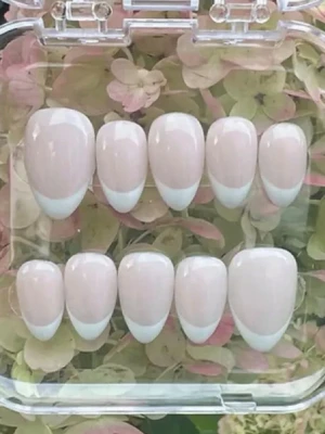 Simple french pressons - Görs på beställning i önskad storlek! Du kan lägga till tex en liten initial eller en charm på någon nagel💗