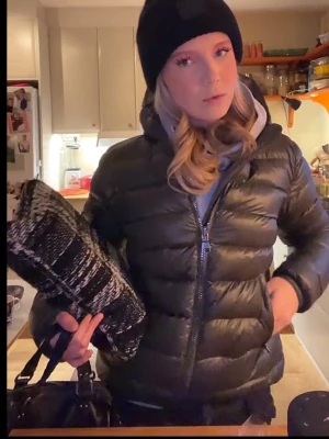 grön Colmar jacka  - Säljer en snygg grön dunjacka från Colmer  i mycket bra skick. Jackan har en dragkedja framtill och är perfekt för kalla dagar. Den är långärmad och har en normal passform. Perfekt för både höst och vinter!💓😍stlk 44 i italiensk storlek så funkar för xs!! lite vatten skador på hela jackan men i bra skick annars