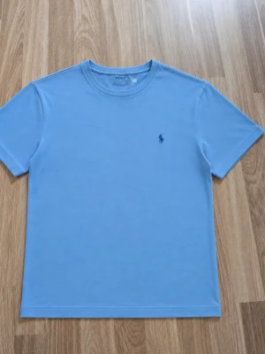 Ralph Lauren t-shirt - Tjena, jag säljer en riktigt snygg Ralph Lauren t-shirt-Den är i mycket bra skick och har inga fläckar eller skador-Den är självklart äkta-Skicka om du har några frågor och kom gärna med rimliga bud😄