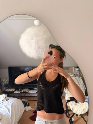 Svart stickad linnetopp - Svart halterneck topp med öppen rygg❤️ Aldrig använd! Kan ha både på fest, festival, till stranden. Allt möjligt!