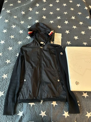 Moncler Cardigan tricot - Den är i bra skick kvitto och box finns, nypris på miinto: runt 12000kr