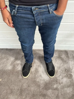 Neuw Jeans mörkblå - Tjenare! Snygga mörkblå Neuw jeans i mycket bra kvalitet säljes! Nyare modell och passformen heter Lou som är Slim. Storlek W33/L32. Modellen på bilden är 173cm och väger 74kg. 93% bomull 5% polyester och 2% elastan. Hör gärna av dig vid intresse! 