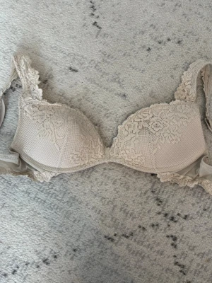 Beige spets-bh  - Snygg spets bh från intimissimi i storlek 75C