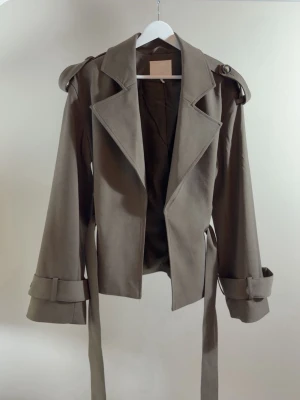 Trenchcoat ifrån NA-KD - En i princip helt ny trenchcoat i skogsfärgat material som knappt används då den varit förstor för mig. Nypris 1099kr