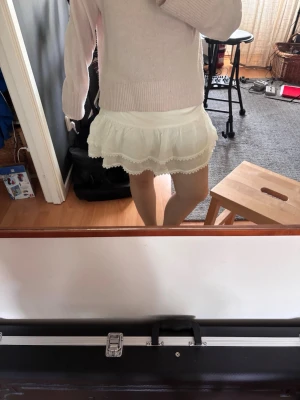 Vit volangkjol - En skit snygg volang kjol köpt från Zara. Säljs för att den aldrig kommer till användning, lätt att matcha! Dragkedjan är lite trög pga liten defekt som jag tagit kort på, men fungerar fortfarande utmärkt bara att den kan bli lite trögare. Skriv för fler frågor! 