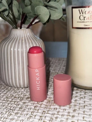 Hickap blush stick  - Säljer mitt Hickap blush stick i färgen rosewood pink, endast swatchad på handen. Köpt för 229kr. 