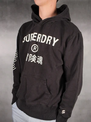 Superdry Hoodie - Superdry Hoodie • Storlek: L fits M• Skick: 8/10 – fint skick utan skavanker • Inkluderas: Endast Hoodie • Nypris: Ca 1200kr • Passform: Modellen på bilden är 180 cm lång, väger 65 kg •
