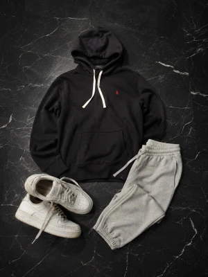 Svart hoodie från Polo Ralph Lauren - Säljer en svart hoodie från Polo Ralph Lauren i slim fit-modell. Hoodien har vit dragsko, känguruficka och den klassiska röda loggan broderad på bröstet. Perfekt för dig som gillar stilren och bekväm streetwear. Det står XXL i hoodien men passar för L/XL. Säljs då den är för stor för mig!
