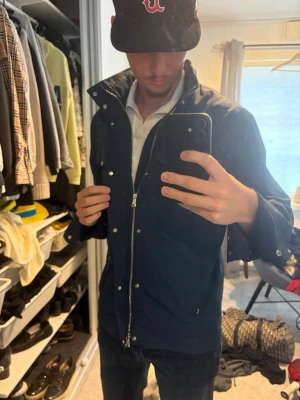 Mörkblå field jacket ifrån J.lindberg  - Snygg mörkblå Field jacket ifrån J.Lindberg. Inprencip oanvänd köptes för 4200 om jag inte minns fel på Volt förra året. Storlek M