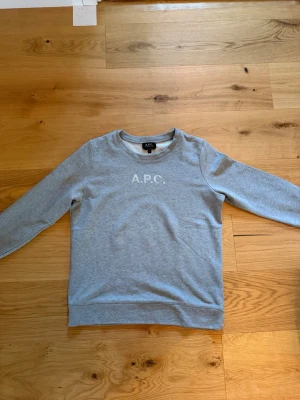 APC tröja  - Snygg APC tröja, näst intill oanvänd, Strl L men sitter mer som en M! Hör av er vid frågor