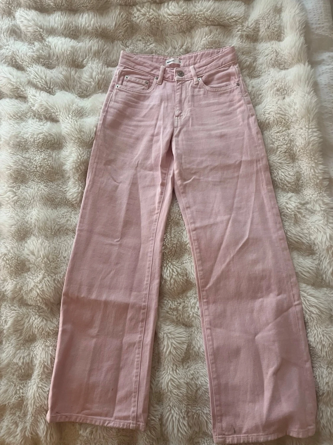 Ljusa rosa jeans med raka ben