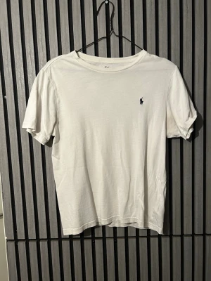 Vit t-shirt från Ralph Lauren - Klassisk vit t-shirt från Ralph Lauren med liten broderad logga på bröstet. St Xs/S 