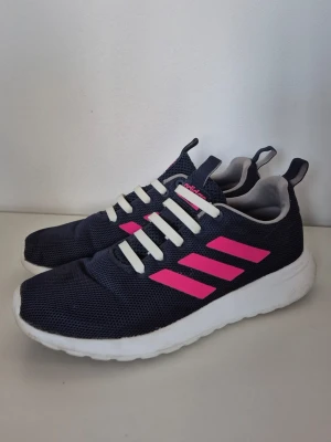Adidas sneakers marinblå rosa - Adidas Lite Racer Cloudfoam sneakers - stl 38. Superlätta och otroligt sköna sneakers från Adidas med mjuk Cloudfoam-dämpning.   Färg: 🟦 Mörkblå/marinblå mesh med klarrosa ränder. Mycket fint skick i tyget.  Normala i storleken (passar en vanlig storlek 38).   Perfekta för vardag, promenader eller gymmet!