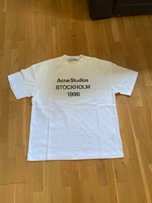 Acne Studios vit t-shirt  - Väldigt bra skick på den endast använd ett fåtal gånger och är i princip i nyskick:) skriv om du har frågor! 