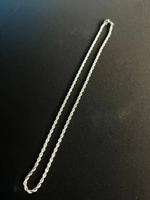 Silverfärgat tvinnat halsband - Snyggt halsband 3-4mm tjock och är 55cm lång 