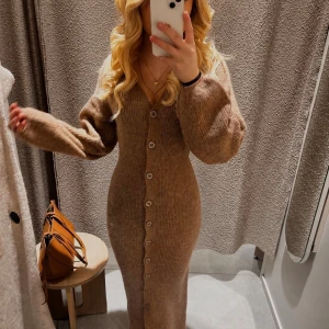 Beige stickad klänning med knappar - Superfin beige/brun stickad klänning med knappar från Gina tricot🍁💓