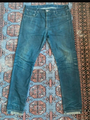 Loose fit levis vintage  - Snygga blå jeans från Levi's och klassiska fem fickor. Jeansen har en lätt tvättad look och de är vintage 