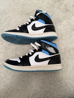 Air Jordan 1 Mid "Black/White/University Blue" - Air Jordan 1 Mid "Black/White/University Blue"