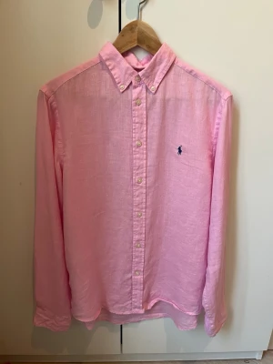 Rosa Ralph Lauren skjorta i storlek xl - Säljer en rosa Ralph lauren skjorta i storlek XL för att den nu är för liten. Skjortan i hel het är i nyskick och använd få gånger 