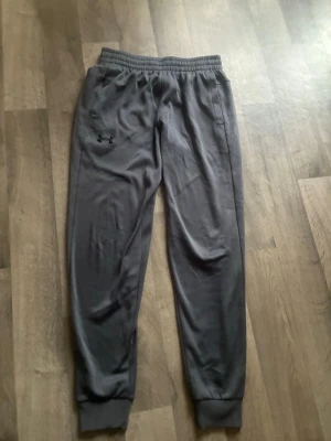Under armour byxor - Under armour träningsbyxor som är i extremt bra skick och använda endast ett fåtal gånger. 