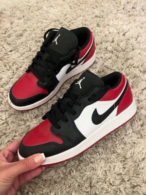 Låga Nike Jordans - Köpta i London 2022, bara använt 2-3 gånger de är som helt nya. Säljer pga. fel storlek. Priset går att diskuteras.