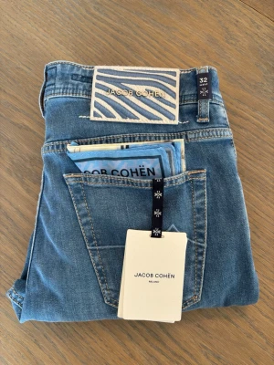 Jacob Cohen jeans - Aldri brukte Jacob Cohen bukser  Kjøpt i sommer, men ikke brukt Nypris 7000+ Min pris 3300 —Ingen trades— Strl 32 Scott Selges billig pga skal kjøpe noe annet  Snygga blå jeans från Jacob Cohën med klassisk femficksmodell och ljusblå tvätt. Jeansen har en unik etikett med zebramönster bak och diskret J-brodyr på myntfickan. Tillverkade i mjuk denim med exklusiv känsla. Perfekta för en trendig och avslappnad stil.