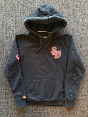 Superdry hoodie ~ sällsynt  - Säljer nu denna sjukt snygga Superdry hoodien | st M ~ 170–180cm | passar även S | passar perfekt nu till kyligare dagar! Modellen produceras inte längre och är därav väldigt sällsynt. Kan även gå ner lite i pris vid snabb affär🍁🫶