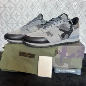 Valentino Rockrunner  - Jätte snygga sällsynta Valentino Rockrunners - Storlek 41 - Skick 9/10 - Allt på bilden ingår - hör av dig vid minsta fundering!