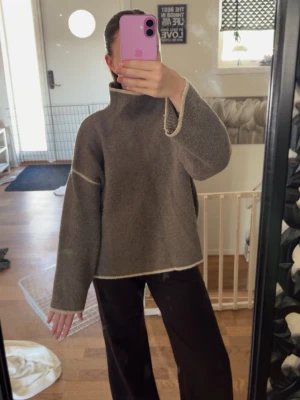 Brun  stickad tröja Zara  - Mysig brun stickad tröja med hög krage och kontrasterande ljusa sömmar vid ärmslut och nederkant. Tröjan är ifrån Zara :) 